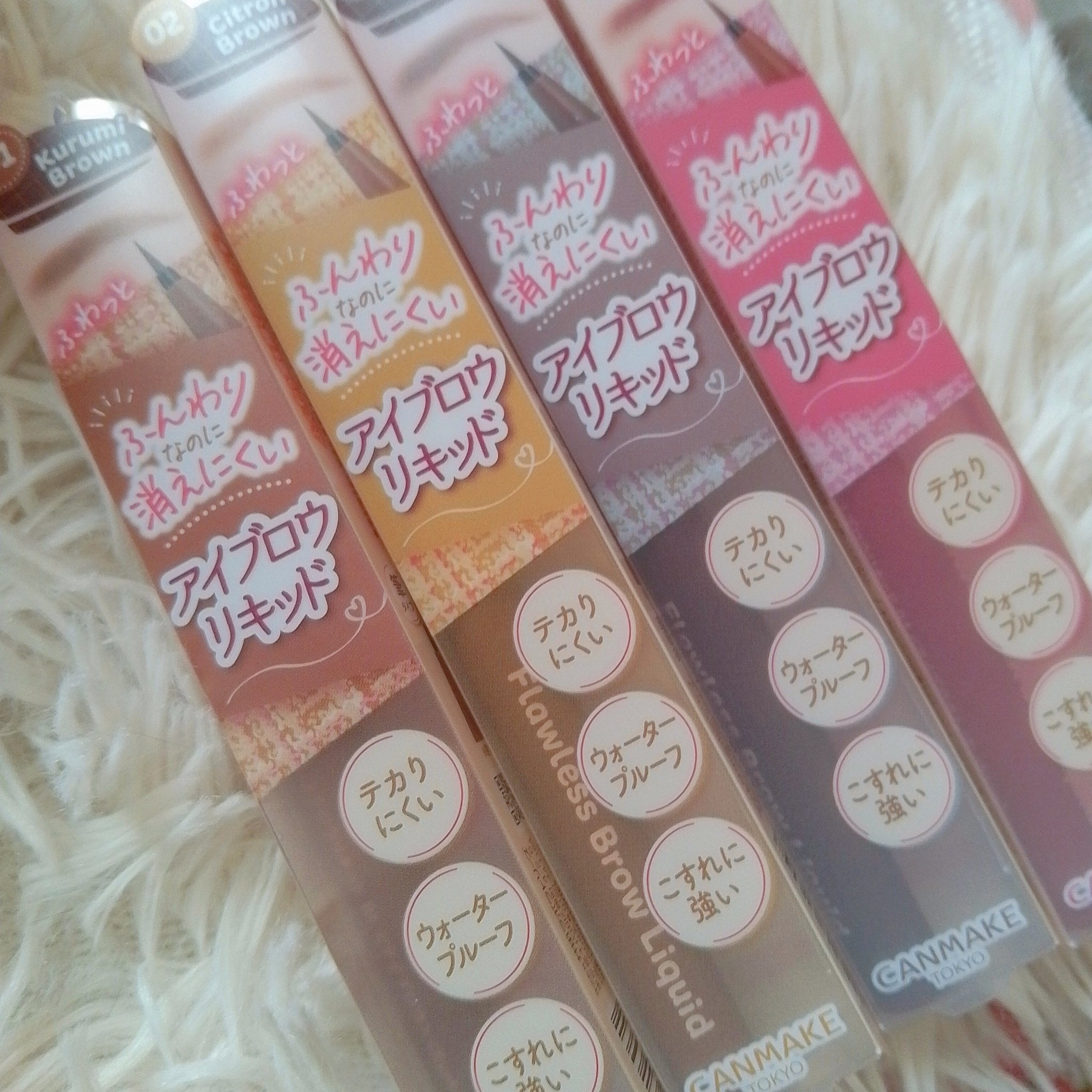 LIPSを通じてCANMAKEさまからいただきました。

#フローレスブロウリキッド 全色をレビューします。

リキッドなのにパウダリーなアイブロウリキッド。

テカテカせず使えるので、リキッドだけどふんわりとした眉に仕上がります。

また