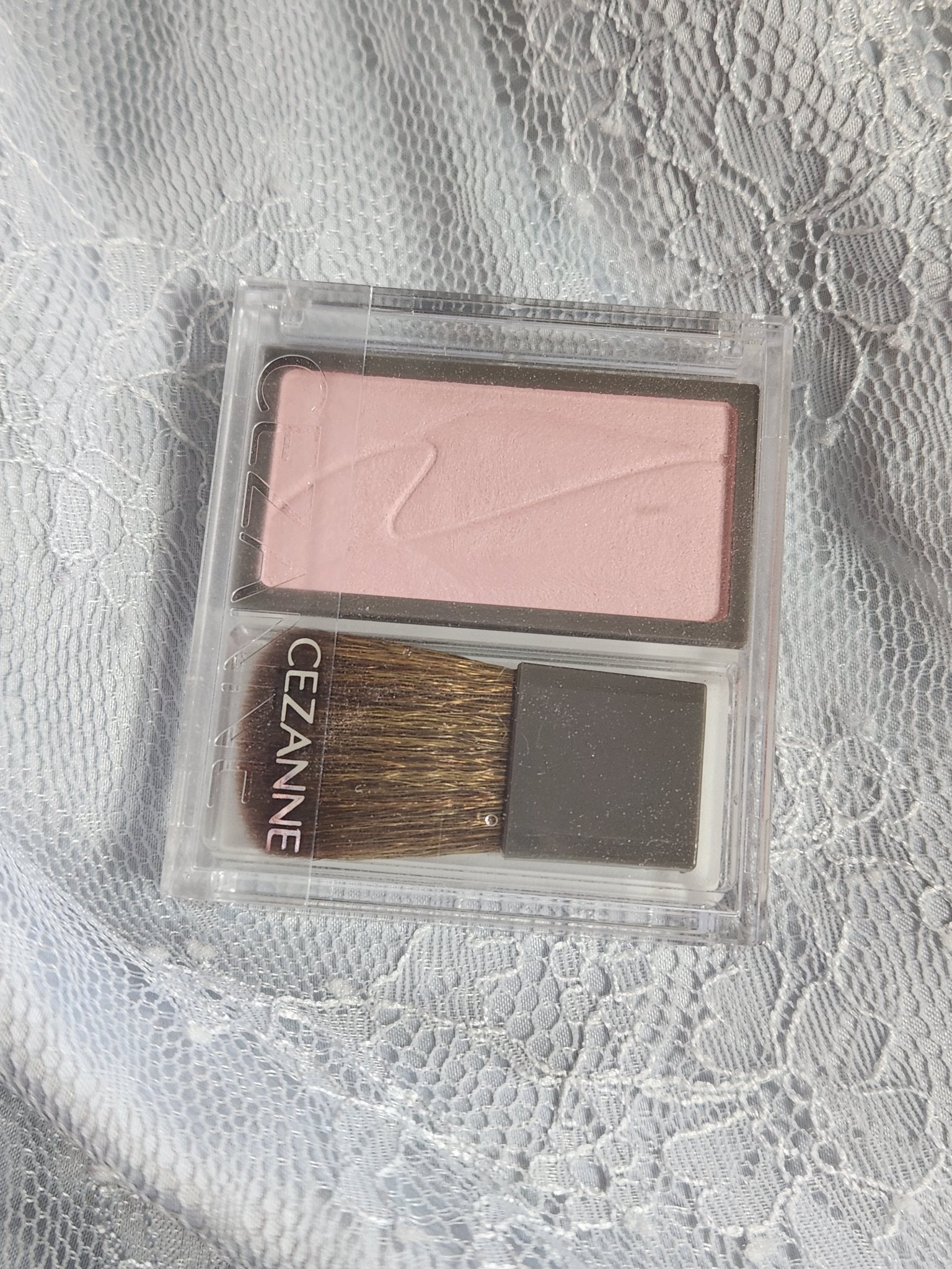 可愛すぎた爽やかなピンク！CEZANNEチークブラッシュ、03ミルクモーヴ

ちょっと暗めのアンニュイ系かなと思ったんですが、塗ったら白みのあるブルベピンクで、爽やかでした。肌が黒い私でも、肌白い子のふんわりピンクチークみたいな印象にちかづ