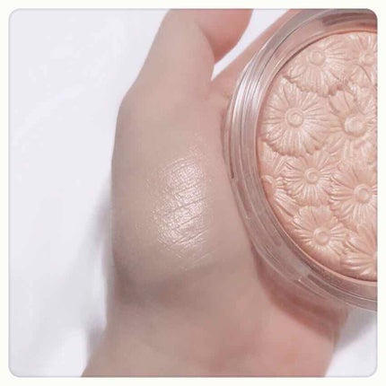 パウダー ポップ フラワー ハイライター/CLINIQUE/パウダーハイライトを使ったクチコミ(2枚目)