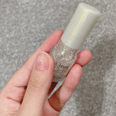 キラキラがかっわいい〜🥹✨
簡単にトッピングできる💅

ちふれ
ネイルエナメル
014 透明ラメ
440円(税込)

プチプラネイルと言ったら
キャンメイクやネイルホリックが有名で
ちふれのネイルは今まで見てなかった…不覚🤦‍♀️

このホログラムが唯一無二😍
どんなデザインにもわりと合うし
シンプルなネイルに付けても
輝きが増してほんとに可愛いの🥹

そのまま付けるのも全然あり🙆‍♀️
ピンクベージュの上に重ねてみたら
可愛い感じに出来た〜💅💕

ホログラムを乗せるようにちょんちょん付けて
トップコートを塗るとキレイ👍🏻
色々アレンジ出来ておすすめ☺️

■リピ：あり♡なくなったらする！

#ちふれ
#ネイルエナメル
#自分用メモの画像 その1