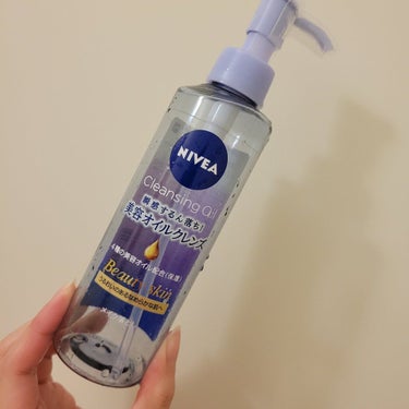 ニベアクレンジングオイル ビューティースキン/NIVEA
メイク落とし/195ml/made in japan/￥1,000円ちょい(記憶)

〈容器〉プラボトル/ポンプ式

〈使用〉手のひらに3プッシ