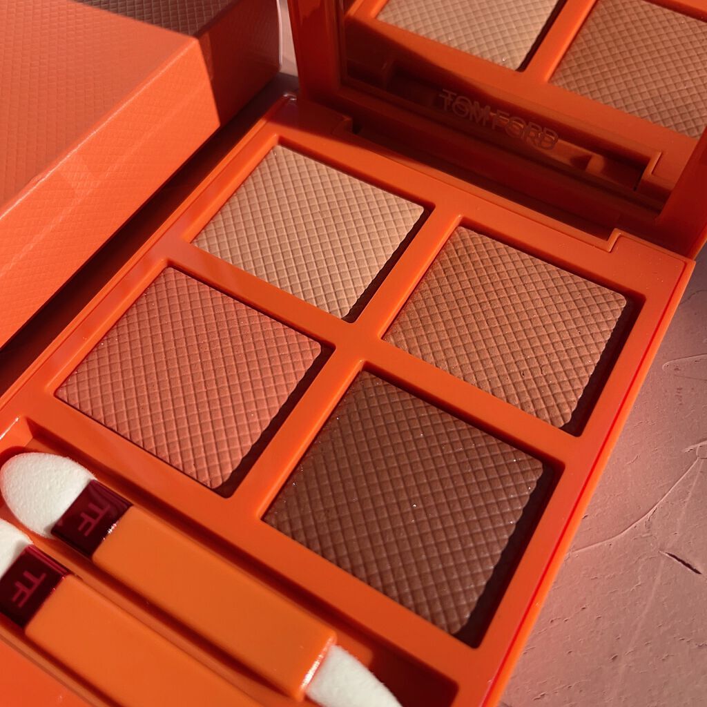 ビターピーチコレクション🍑✨✨
アイ カラー クォード ベルドペシュ / トムフォード

ポップなオレンジパケがかわいい👼🤍

細かいシルバーラメがツヤっとして綺麗…！
パウダーとクリームが合わさったような質感で、メイクするときはブラ