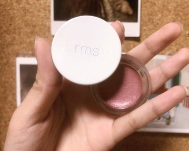 
rms beauty
アイポリッシュ
エンブレイス

ほんのりブラウンがかったピンク

ピンク？若干紫？っぽくみえるキラキラが入っていて、目元にぬるとつやつや濡れまぶたになる

二重のラインにはめっち