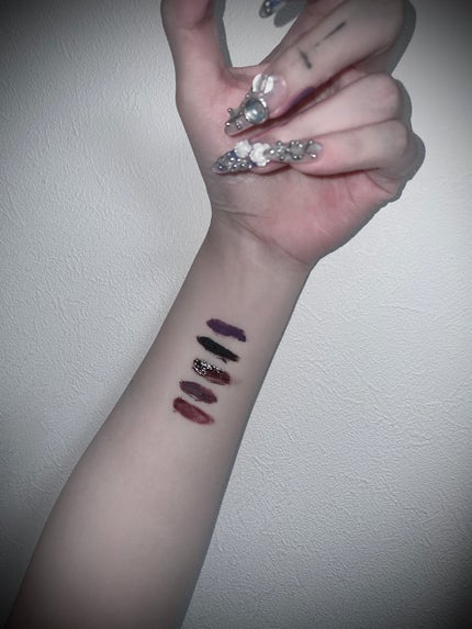 ぎ on LIPS 「✧もっと暗く、深い闇の中へ。お気に入りのダークリップたち.ᐟ...」(2枚目)