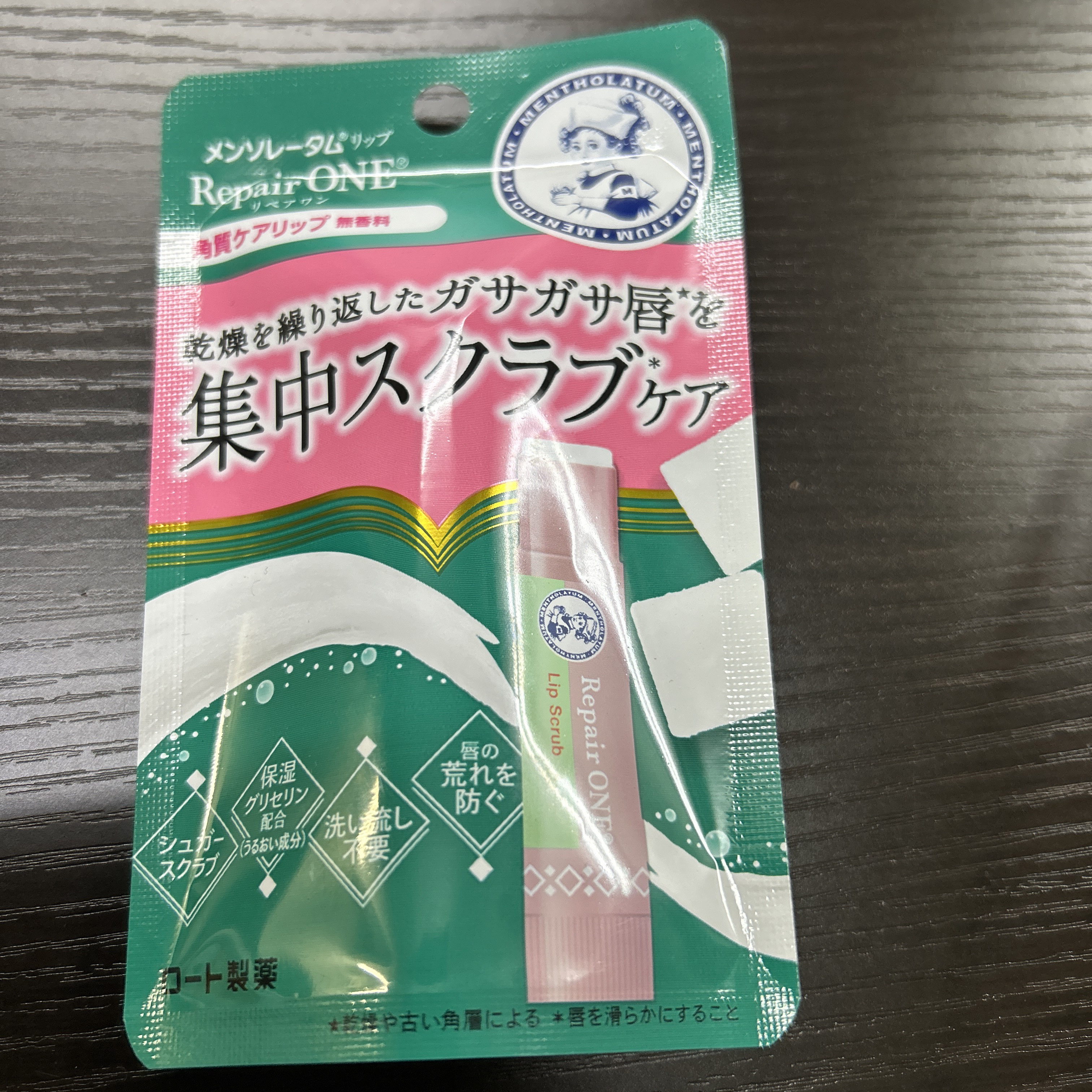 ★メンソレータム リペアワン 角質ケアリップ

メイクする時の唇が乾燥してガサガサ…って思っていたところ薬局で見かけて購入してみました。

一度繰り出すと戻せない仕様のため、出し過ぎには注意が必要です。
シュガースクラブになっていて刺激はあ