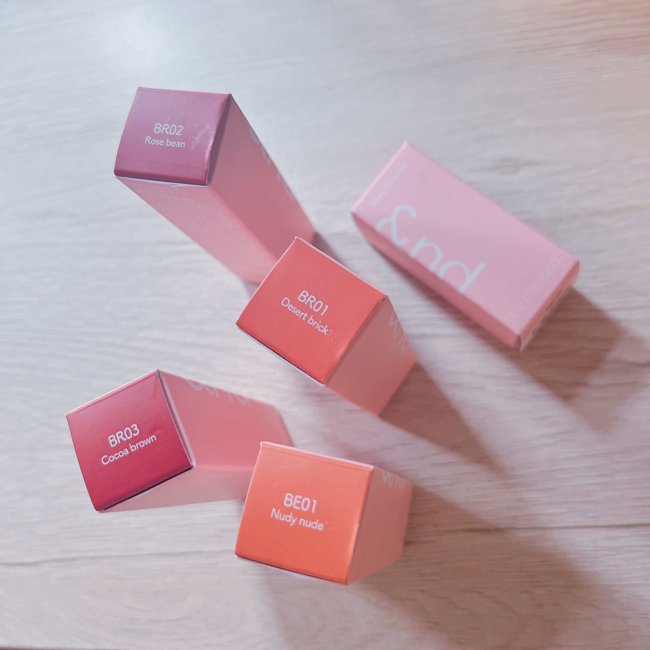 &nd by rom&nd［グラッシーボムティント］


↓購入品↓

♡BE01ヌーディーヌード
♡BR01デザートブリック
♡BR02ローズビーン
♡BR03ココアブラウン

まだ試し塗りしかしていないのですが、唇に残る感じはとっても好