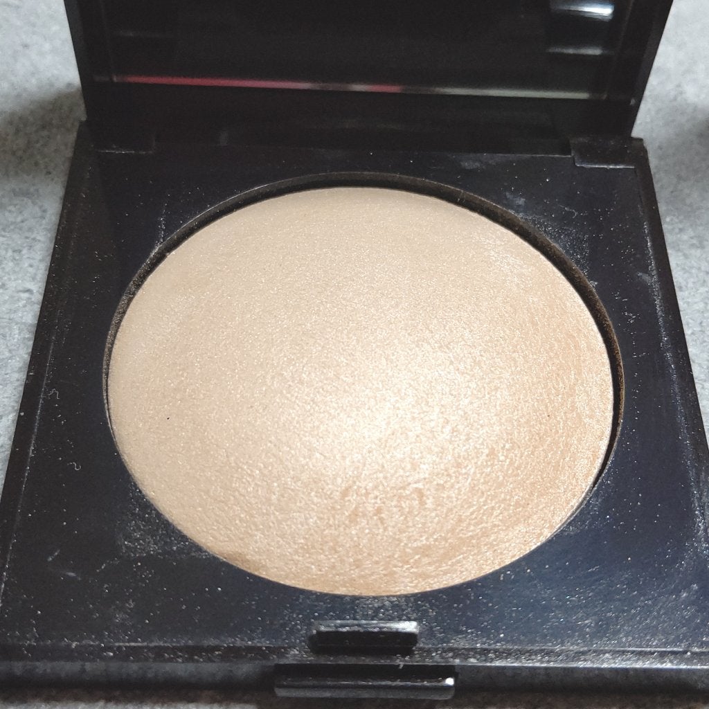 マットラディアンス ベイクドパウダー ハイライト01/ローラ メルシエ/パウダーハイライトを使ったクチコミ(2枚目)