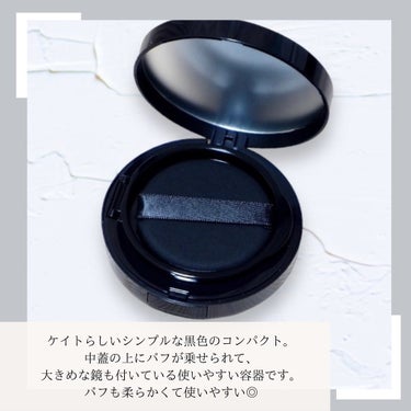 🤍 #PR KATEさまからいただきました






KATE カラー&カバークッション

⇒ @kate.tokyo.official_jp 





リップモンスターの処方を応用したクッションファンデ✨
カラー&カバークッションをレビュー！





ケイトらしいシンプルな黒色のコンパクト。
中蓋の上にパフが乗せられて、大きめな鏡も付いている使いやすい容器です。

パフも柔らかくて使いやすい◎





＼なりたいお肌に合わせて選べる／

1. フェアピンク
2. フレッシュアプリコット
3. スノーライラック 

の3色展開で、私は03番を選びました。





明るめのパープルカラー！
たっぷりと液がしみこんでいます。

他のカラーも見せていただいたのですが、
どれもしっかりカラーが付いているように見えました。

私はベースメイクは薄めに塗りたいので、
パフにつける量を調整しやすい所も良いと思いました◎





私はくすみや色ムラが多いタイプでかなり悩んでます..。
色白な方なのにくすみのせいで暗い印象に見えます。

こちらのファンデを塗るとパッと明るい印象にメイクできます◎
カラー補正されて綺麗にメイクできました。

カラー下地などよりしっかり発色するように感じました。




◎気に入ったポイント

︎︎︎︎︎︎☑︎︎︎︎︎︎︎ファンデだけどベージュカラーじゃなくて、
明るいニュアンスカラーがファンデになっている珍しさ

︎︎︎︎︎︎☑︎︎︎︎︎︎︎リップモンスター同様、密着ジェル膜に変化する処方

︎︎︎︎︎︎☑︎︎︎︎︎︎︎3色展開でさまざまな肌悩みをカラー補正するメイクができる

︎︎︎︎︎︎☑︎︎︎︎︎︎︎部分使いやメイク直しにも適していて、様々な場面で使える





┈┈┈┈┈┈┈┈┈┈

#モニター企画_ケイトカラーカバークッション
#kateクッションファンデ #カラーカバークッション#クッションファンデーション #クッションファンデマニア #カラー補正#肌補正#肌補正ファンデ #カラークッション#ベースメイクアイテム #新作コスメ2023 #新作コスメレビュー #お値段以上コスメ  #自慢の褒められメイク の画像 その1