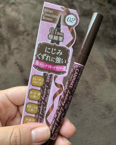 キャンメイクのリキッドライナーの中でも極細筆のものです❣️900円くらいでアイライナーのなかでは買いやすい値段だと思います♬安いからって使いにくいわけではなく、目尻もまつげの間も描きやすくてなくなればま