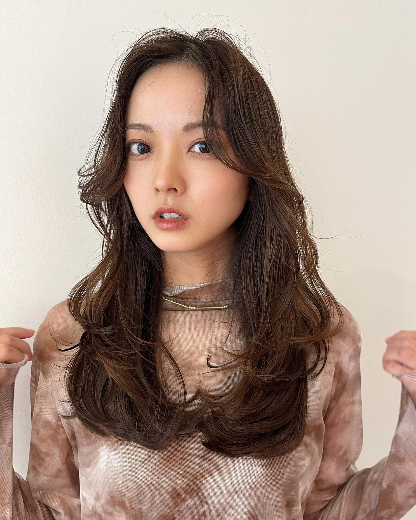 HARUNA on LIPS 「.簡単にスタイリングしたい‼️そんなヘアスタイル💕.巻き方で変..」(2枚目)