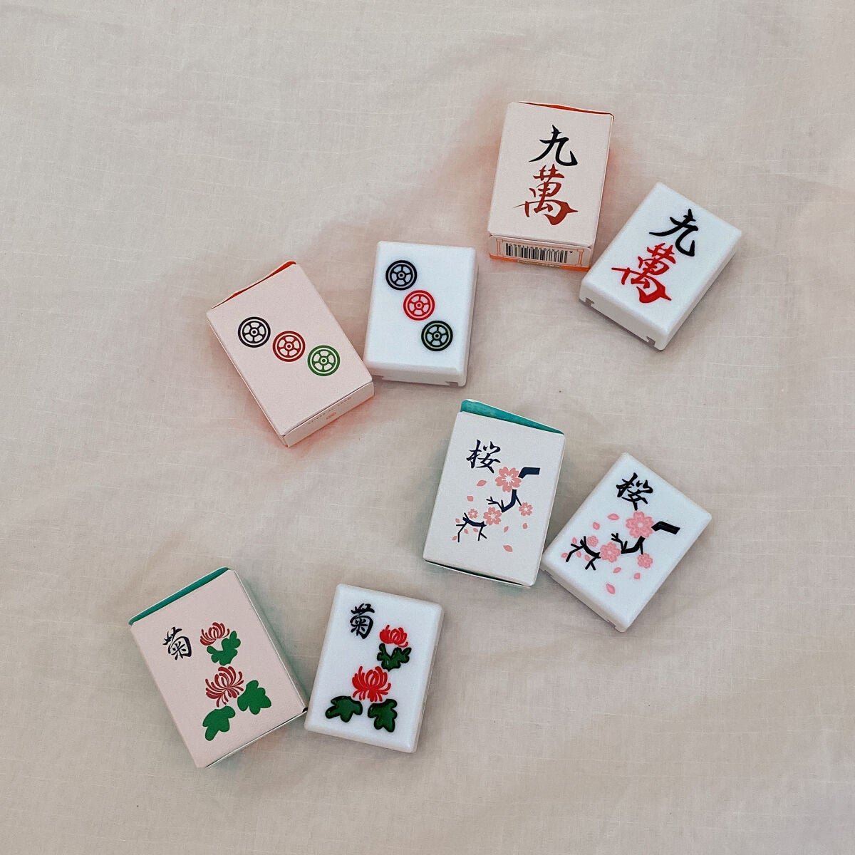 ゆニコーン こスメ on LIPS 「麻雀牌柄のアイシャドウケースがしっかりしてるので、落としちゃっ..」(3枚目)