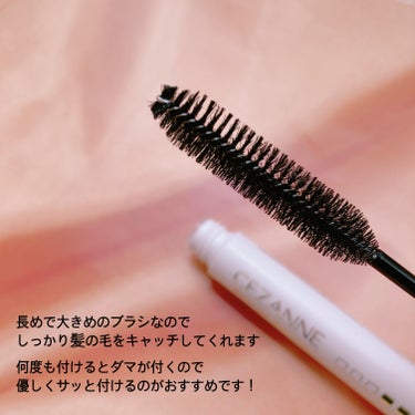 セザンヌから発売中💡
アホ毛対策用にぴったりヘアマスカラレビューします！


☑︎セザンヌ
　ヘアケアマスカラ　クリア

715円（税込）で購入出来るとのことで
試しに購入してみました！

ブラシ毛が長く大きめサイズのマスカラで
しっかり髪の毛をキャッチしてくれました🙆‍♀️
透明液なのでテカったりするかと心配しましたが
問題なしでした！

ですが
2、3センチくらいの短く太めの髪の毛は
なかなか直せませんでした
液をたっぷり付けてしまうとダマになり
白いカスが目立ってしまいます
そこだけマイナスポイントです😔☁️

コツとしては、
・ゆっくりブラシを引き抜くことで
　余分な液を落とすこと
・ゴシゴシ付けずに優しい力でサッサっと塗る

最初は難しいけど慣れれば簡単です！
参考になれば嬉しいです🧸🌈


#cezanne #ヘアケアマスカラ#セザンヌ#アホ毛スティック #クリア#セザンヌ#プチプラコスメ #わたしの推しマスカラ の画像 その1