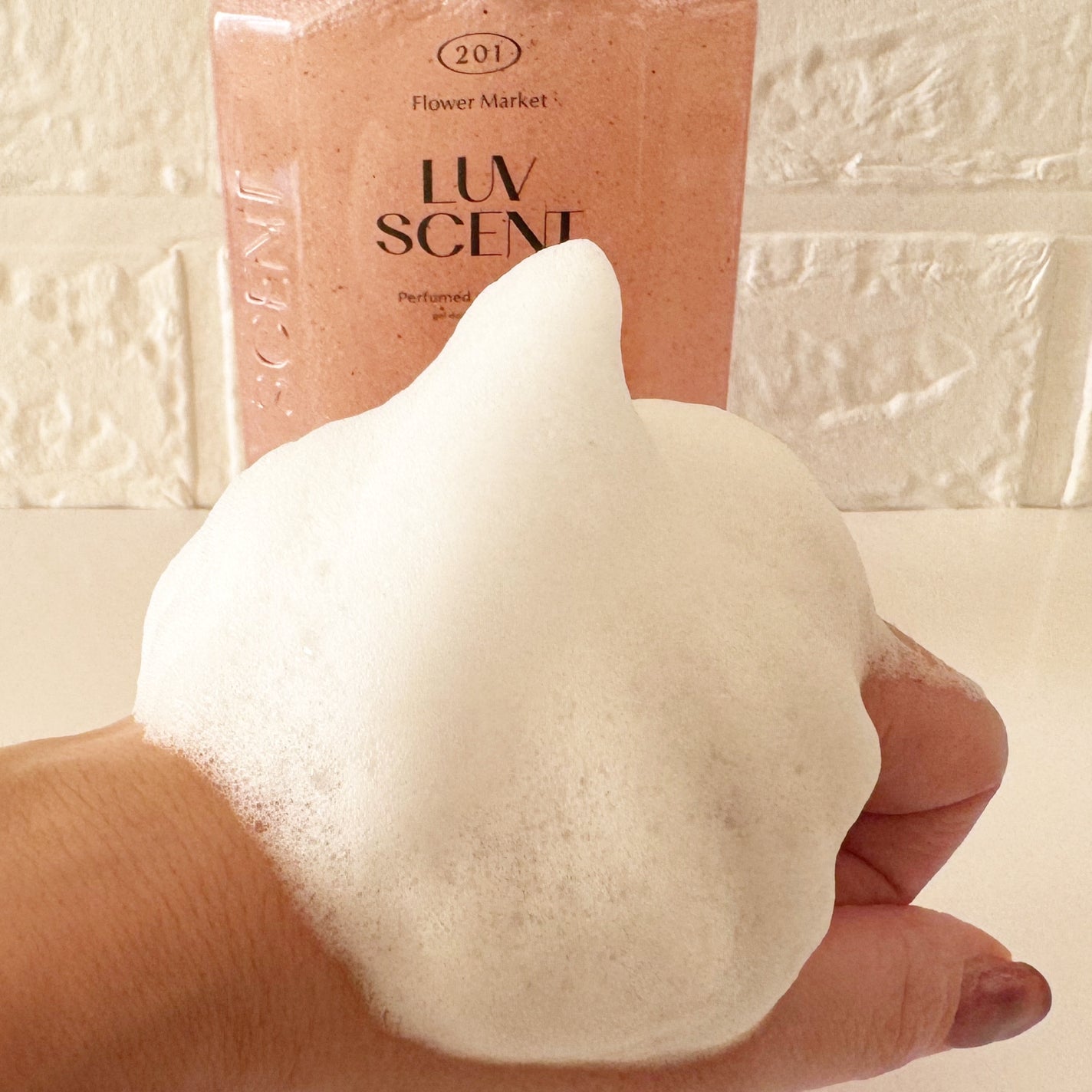 スクラブボディウォッシュ フラワーマーケット ホワイトチューリップ/LUV SCENT/ボディスクラブを使ったクチコミ(5枚目)