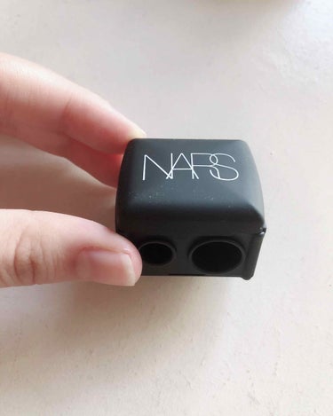 NARS ペンシルシャープナーのクチコミ「★ナーズ サテンリップペンシル★
私が持っているのは9221番です！
茶色だけど、すこし赤みの.....」（3枚目）