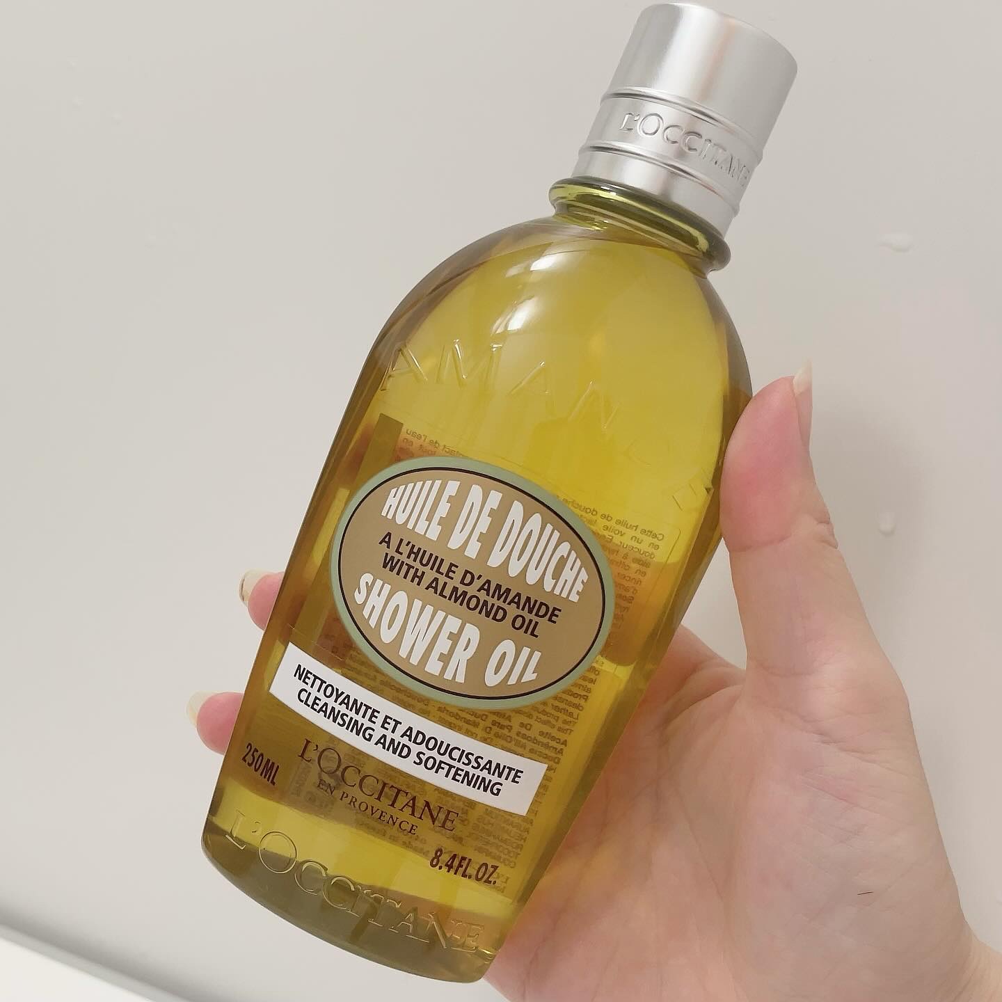 #LIPSプレゼント に当選♡

ロクシタン 
アーモンドモイスチャライジング
シャワーオイル

とろっとしたオイル😍
肌を撫でるようにして手で洗うと至福の時間❣️泡立てれば泡立つんだけど、マッサージ的に撫で洗いしてミルキーな質感でしっと