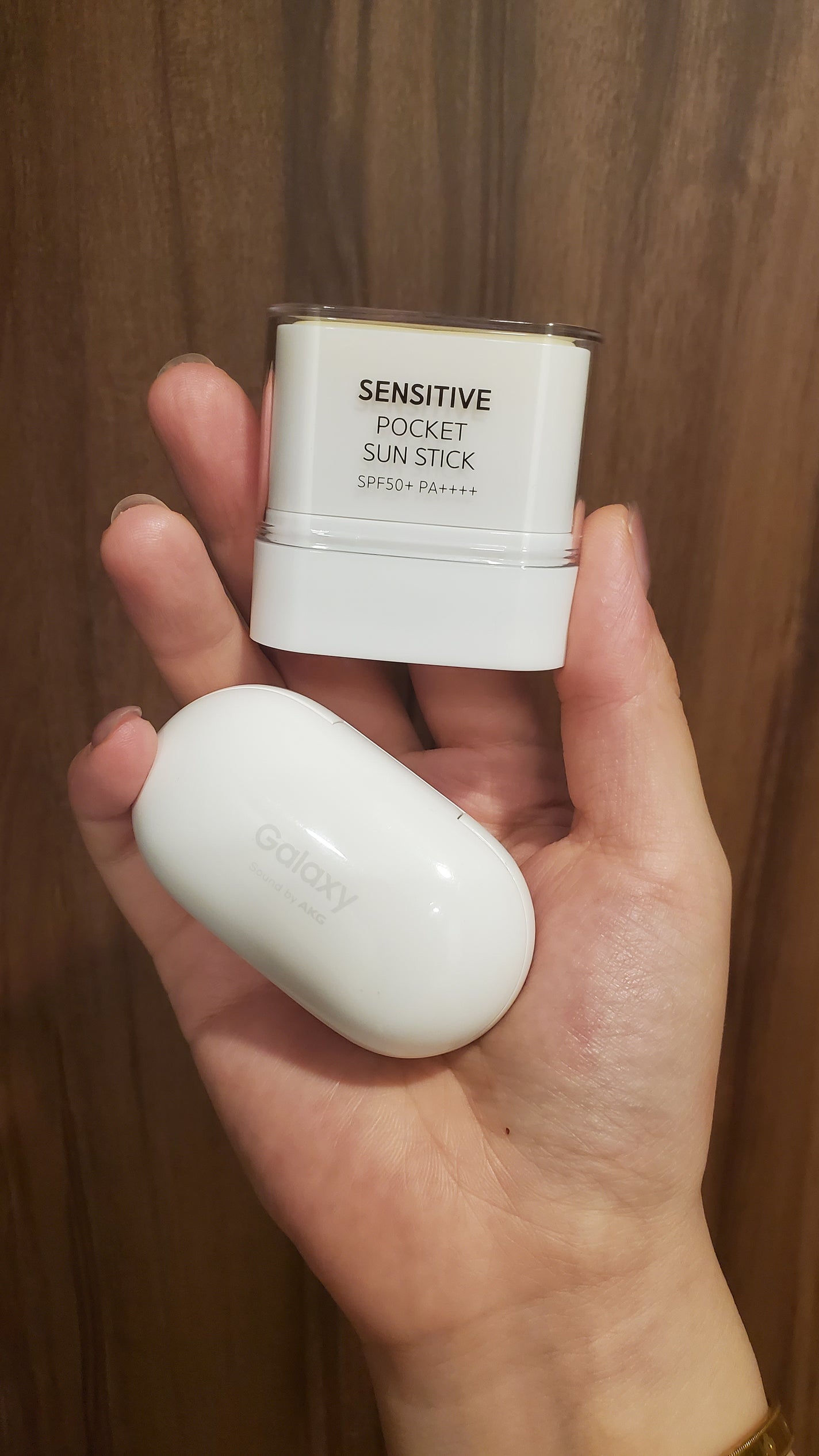 Moe on LIPS 「✌手を汚さず24時間日焼け止め🤣・1個買ったのに2個もらった!..」(1枚目)