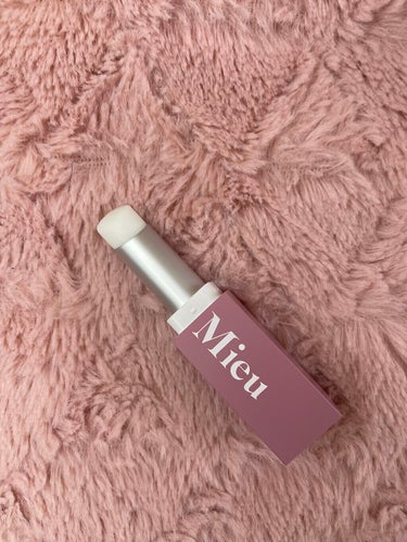 MieuMieu Hair & Perfume Stick
(ENG below)

MieuMieuエスティックは、 アホ毛ケアx練り香水としても使える リップ型マルチスティックです。

サラサラな使用感ながら、 気になるアホ毛、 まとめ髪や前髪の束感を作りたいときなどに 使用頂くことができ、 練り香水として肌にも使える商品です💆🏻

🌸🌼香りは全4種類、 ポーチに入れて持ち運びしやすいアイテムとなっております!

🌸01 Amour-parfum みずみずしく可憐で繊細な 花束からの愛嬌を感じられる香り

🌼02 Lune-parfum クリーミーな甘さと共に魅惑的な 南国のウッディ感漂う香り

🌸03 Minette-parfum 透明感ある愛おしさと 妖艶さを感じさせる小悪魔的な香り

🌼04 Plume-parfum 陽のぬくもりを感じさせ 誰をも虜にするホワイトムスクの香り

私は自分の性格に合う香りなので、1番を使うのが好きです。🥰

🇬🇧

MieuMieu Stick is a multipurpose stick that can be used for hair stick style and also skin perfume.

So we can use it for double purposes fr this product to get long lasting fragrance and  smooth hair styling. 💆🏻

🌸🌼 There are 4 types of scents on this product such us :

🌸01 Amour Perfume- A scent that can feel the charm of a fresh, pretty, and delicate bouquet.

🌼02 Lune Perfume- Mesmerizing with creamy sweetness
A tropical woody scent

🌸03 Minette Perfume-A scent that makes you feel mysterious, lovely and charming

🌼04 Plume Perfume-The scent of white musk that feeling warm and elegant.

I like to use no.1 because it smell fresh and suit for my personality🥰

🍒 ¥1485(税込) / tax included
✨LOFT, PLAZA

#ミュミュ
#mieumieu
#エスティック
#アホ毛
#練り香水
#hoyu
#ホーユー　の画像 その2