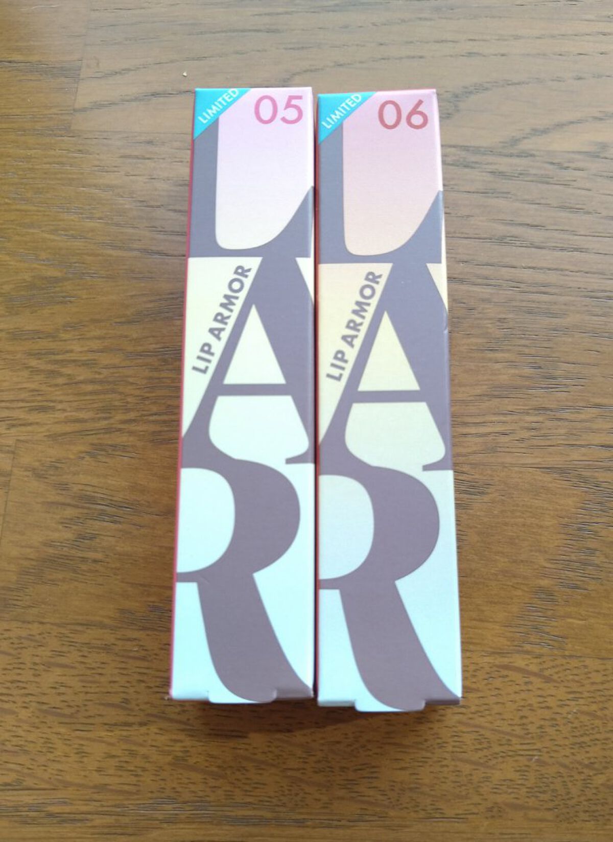 ツヤリップ好きさん必見！！


落ちないツヤリップでバズったリップアーマーの限定色です❤


05のハートキャッチャーは少し青みのあるピーチピンクなんですが透け感があるので使い方次第でブルベの人じゃなくても使えると思います


私ははじめに