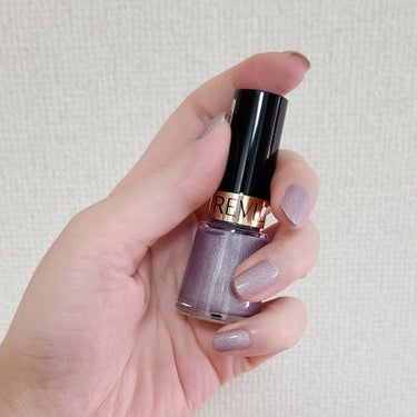 REVLONのネイルエナメル！！
色は110ユニコーニコピア🦄

上品な紫色で、ホログラムのような光沢がかわいい！
私の場合はベースコート＋２度塗りで写真の仕上がりでした。

最近幅広タイプの筆が好きなんですが、
こちらは細筆でも筆質が良いのか
程よく広がってくれて塗りやすかったです！
乾きも早くて助かりました✨

ラメだけど、落とす時に爪に残らないってところも◎
気に入ったので、他の色も買おうかな～と思ってます！

#REVLON
#ネイルエナメル
#ユニコーニコピア
#ネイルの画像 その1