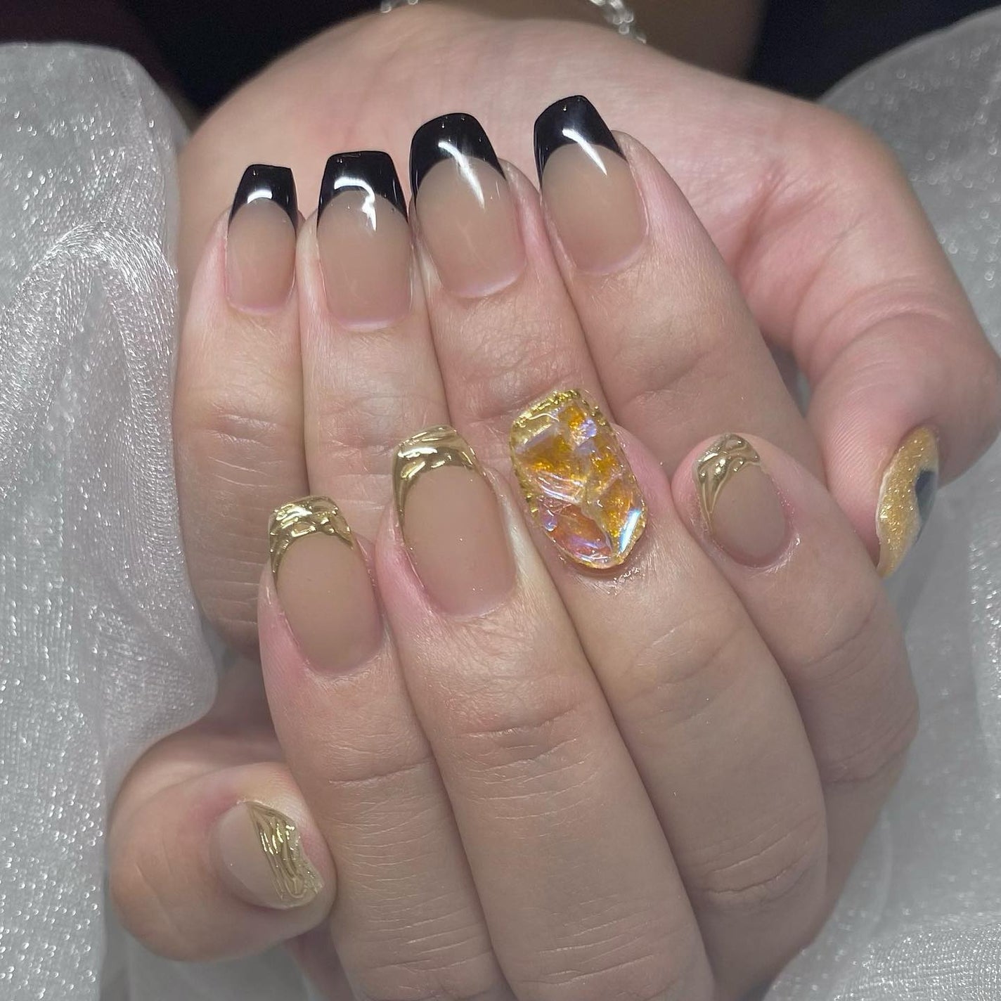 kanna on LIPS 「・・・推しカラーでおまかせネイル🖤💛BLACK×GOLDでカラ..」(1枚目)