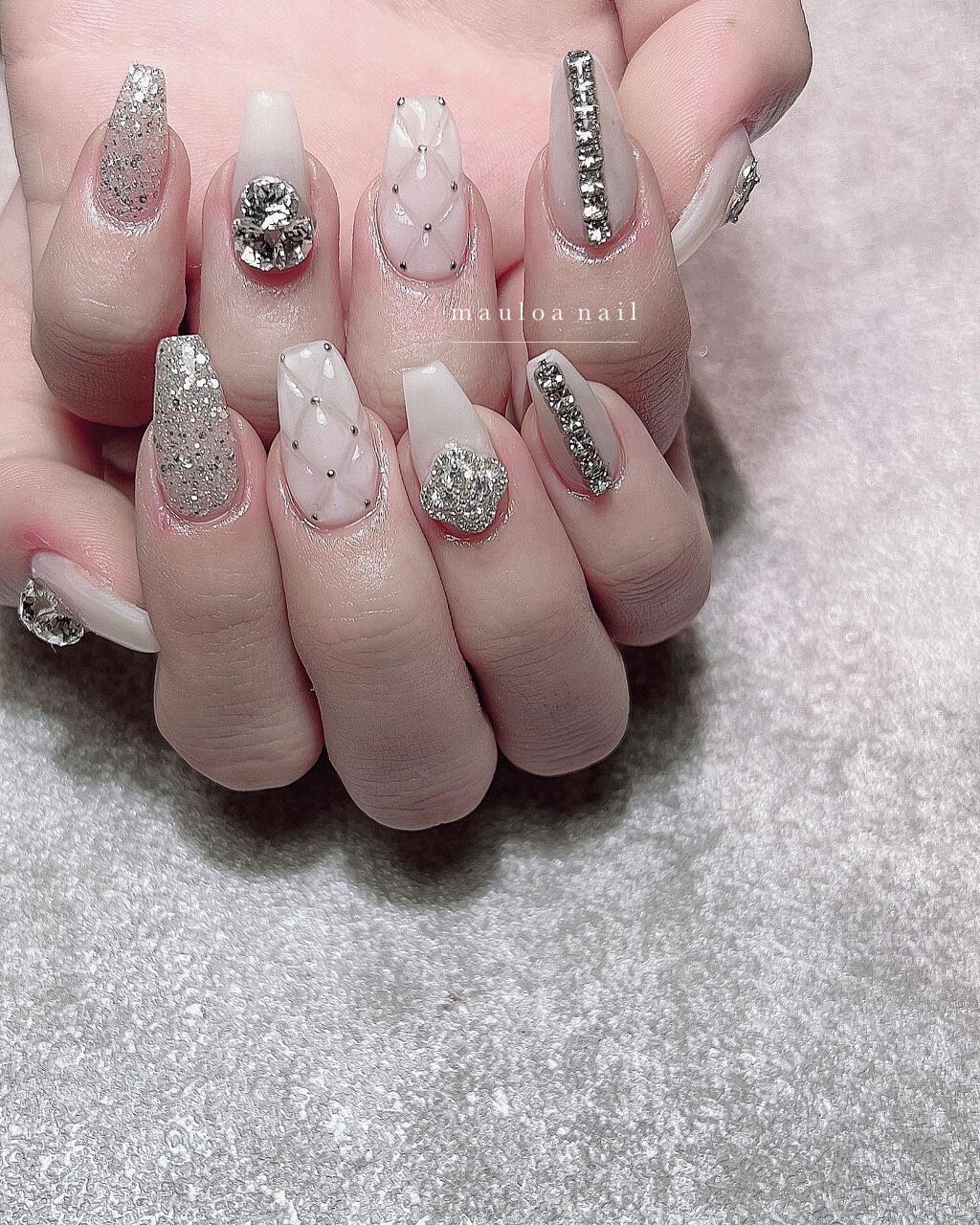 #ネイル,#雪の結晶ネイル,#キルティングネイル,#アートネイル,#冬ネイル,#スワロネイル,#ニュアンスネイル,#くすみカラーネイル,#スワロネイル,#ミラーネイル,#綺麗めネイル,#セルフネイル,#パールネイル,#ガラスフレンチネイル,#ホワイトネイル,#シンプルネイル,#シルバーネイル,#スノーネイルのネイルデザイン