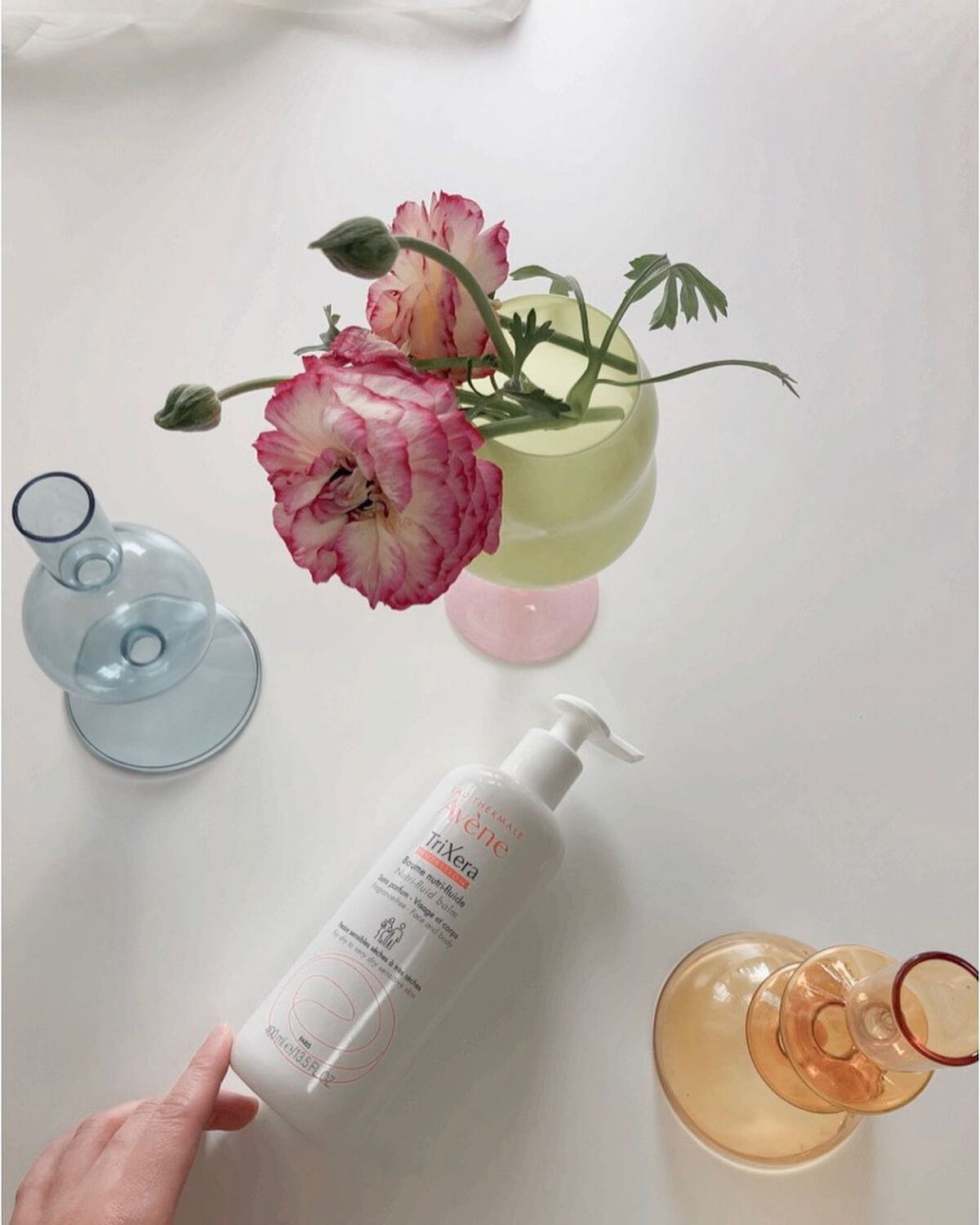 yuri_be_ on LIPS 「🇫🇷🍼🤍𝘈𝘷𝘦𝘯𝘦に大容量の保湿剤がˎˊ˗私の小学生の時か..」(1枚目)