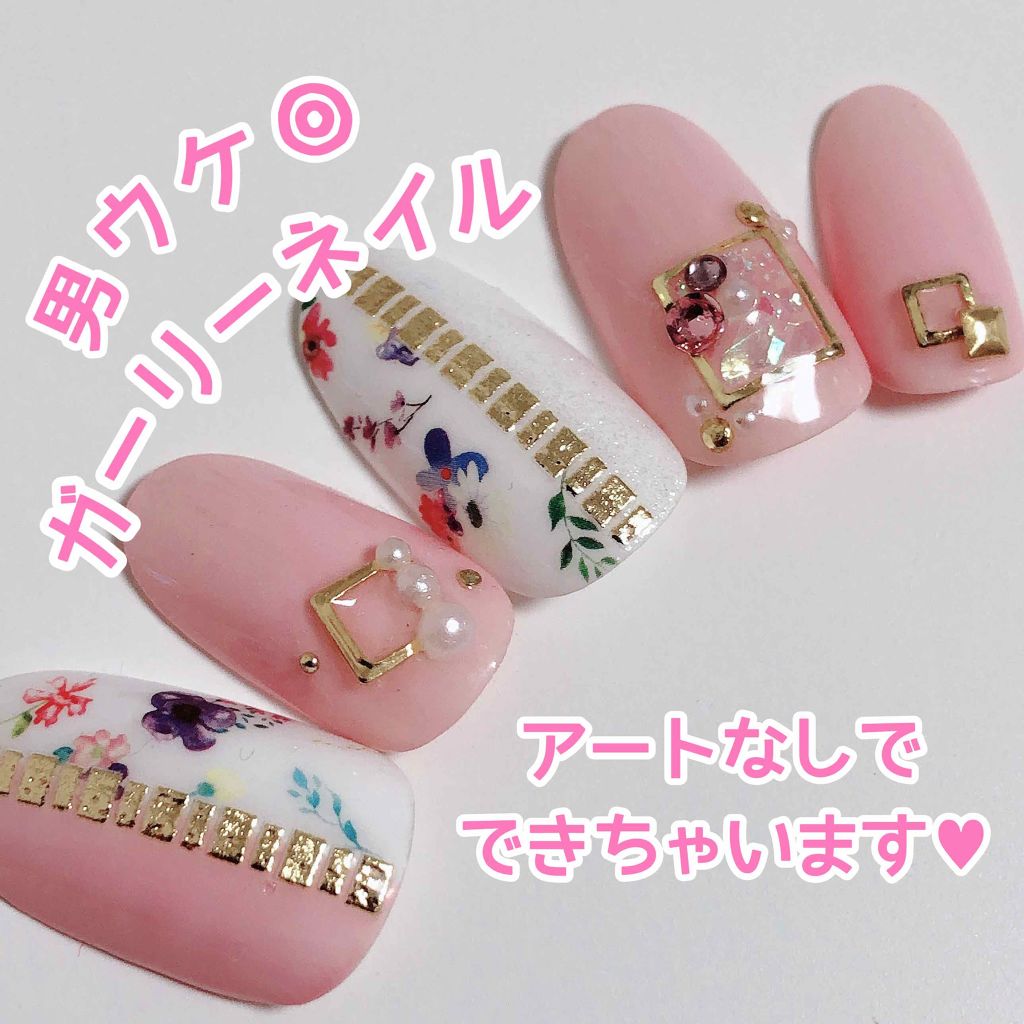 【ガーリーフラワーネイル💅🏼】

こんにちは！
今回はアートなしでできる可愛いネイルのご紹介です

〈How to〉
親指
先に白をワンカラー、半分をピンクで塗ります。
境目部分にダイソーのネイルシールを貼ります。
白部分にはフラワーの
