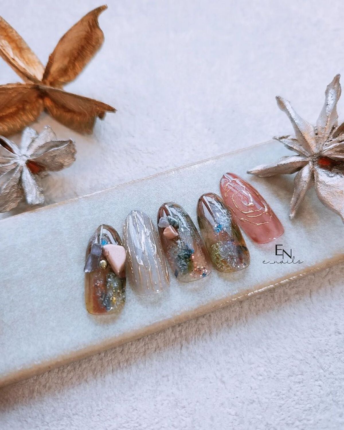 e_nails//フォロバ◎//ネイルとコスメ好きママ on LIPS 「左手のデザインをアレンジしてチップに❤@nail_miki先生..」(1枚目)