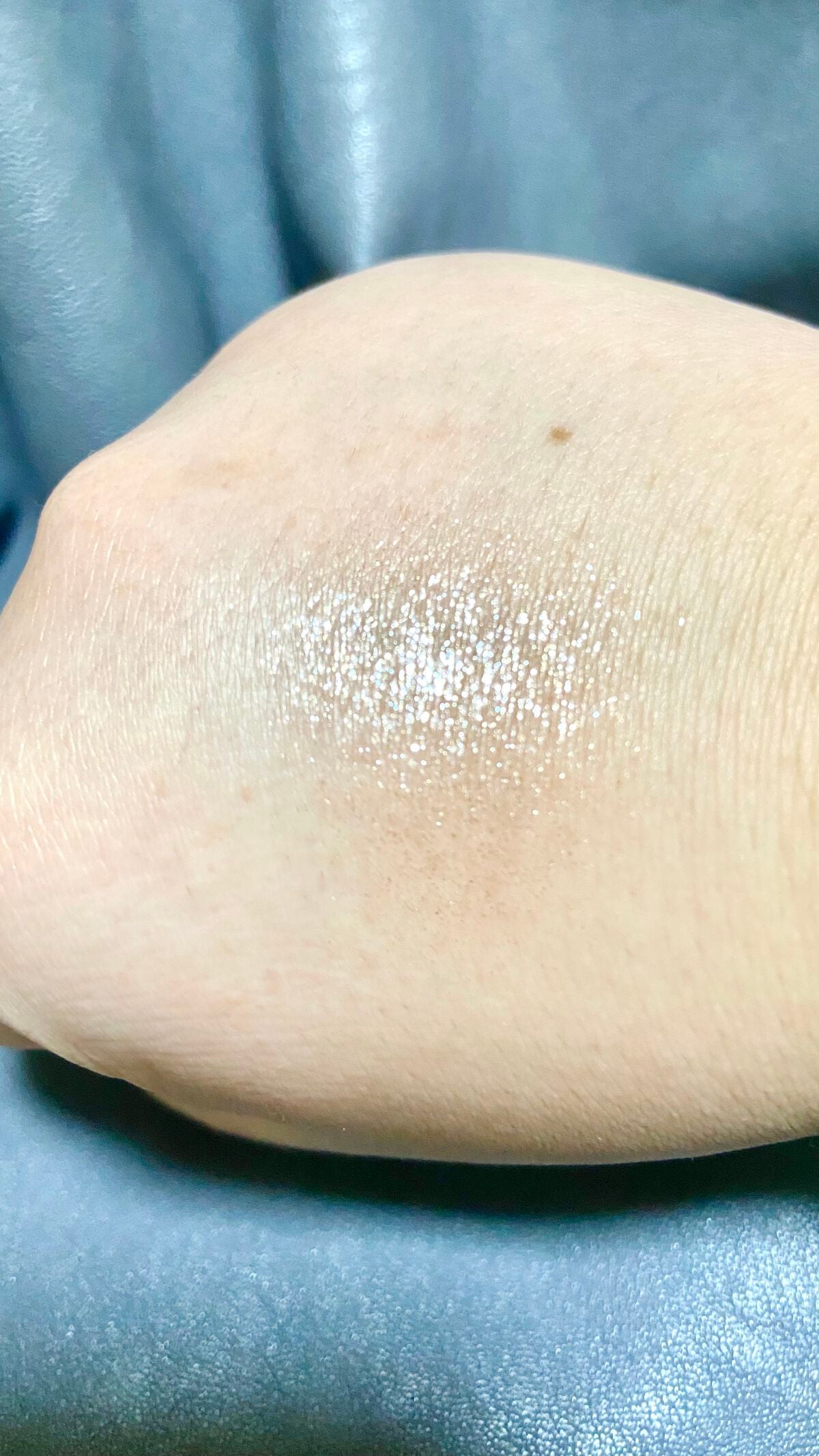 aina. on LIPS 「kissのシアーグリッターアイズの01番です!!お値段税込13..」(3枚目)