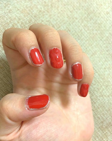 先日のネイル職場で不評に付きネイルチェンジ💅笑

赤いネイル好きだーー！！
そして、通りすがりのお姉さんがショッキングピンクにシルバーラメで囲いネイルしてたのが可愛すぎてまねっこした🙄
ドットが荒くて汚