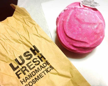 ラッシュ シンク ピンクのクチコミ「LUSH バスボム 77356

【シンク ピンク】
“人生を謳歌するなら、ピンクで大胆に”
.....」（1枚目）