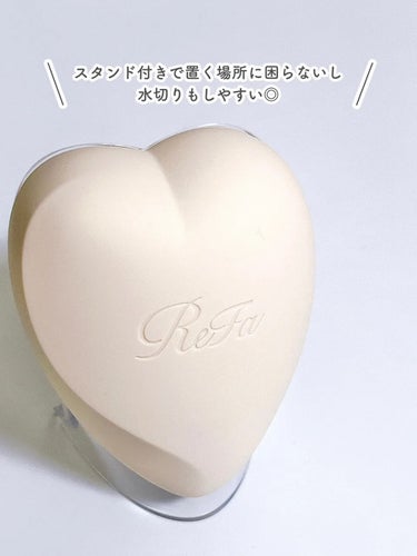 ⭐️ ReFa HEART BRUSH for SCALP ¥2,970
 硬さがちょうど良い頭皮ブラシ！
 コロンとしたデザインが可愛いとバズってるRefaのアイテム✨ 
手にフィットするので使いやすいです🤍 また、スタンドがついているので、 水切りもしやすい！
 プレゼントにももってこいのアイテム✨


 #私のメイク必需品 の画像 その2