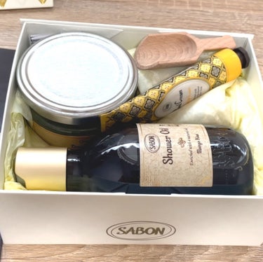 SABON ハンドクリームのクチコミ「夏だけの香り！

★SABONのボディスクラブマンゴーキウイ Sサイズ 320gシャワーオイル.....」（2枚目）