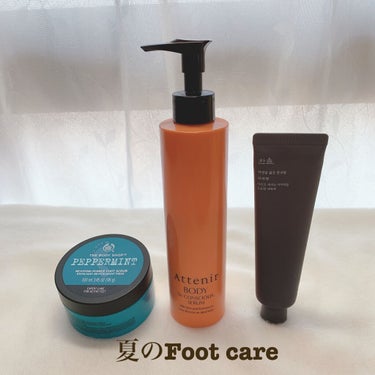 夏のfoot care🐾

疲れた日のスペシャルケア
立ち仕事でパンプスを履いてお仕事するから
特に勤務時間が長い日は脚全体がが重い🥲

お風呂に長めに浸かって🛀まずはフットスクラブ

🐾 The body shop
ペパーミント スムージング パミス フットスクラブ
足全体をマッサージしながら念入りにスクラブ
ペパーミントオイルが効いてスースーする💚
少し足が軽くなってリフレッシュになる🥰

風呂上がりはふくらはぎのマッサージ

🐾 アテニア 
ボディ ダブルコンシャス セラム

ヨガで学んだマッサージ方法で疲れを持ち越さないようにする
塗るとひんやりするなめらかなジェル
べたつかないから夏にも🙆‍♀️

寝る前に踵を中心に足の保湿ケア

🐾 ハンユル フットクリーム

表面はさらさらしてるけど内側は保湿される硬めのクリームでしっかり保湿

脚が疲れてる日は浮腫んでることが多いから
寝る時はクッションの上に足を乗せて寝る🛌
いつの間にか下ろして爆睡してるけどね笑笑笑💤の画像 その0