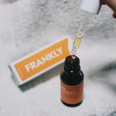 ⁡🏠Frankly(フランクリー)

🍋ビタミンC セラム 15ml

✅イギリス産の純粋ビタミンC21%の強力な効能で、
シミ、そばかす、美白、くすみケアが出来る美容液✨
エキスでも誘導体でもない、純粋ビタミンC🍋

✍️とろっとしたテクスチャ浸透早く伸びが良い
✍️少なく感じるけど1~3滴で充分🙆🏻‍♀️
✍️冷蔵庫で保管。光と空気で酸化しやすいので、3ヶ月以内に使い切る。
✍️ビタミンCなので夜の使用をお勧めします。
日中の使用は日焼け止めは絶対。
✍️ピリつく事があるので肌荒れや肌が敏感な時は使用しない方が良いです🙅🏻×
✍️ちょっとベタつき気になるぐらい🙄

#FRANKLY #VITAMINC21 #VITAMINC #ビタミン #韓国 #韓国コスメ #ビタミンC #スキンケア #コスメ  #フランクリー #美容液 #コスメレビュー #コスメ好き #コスメオタク #コスメマニア #韓国コスメレビュー #レビューの画像 その1