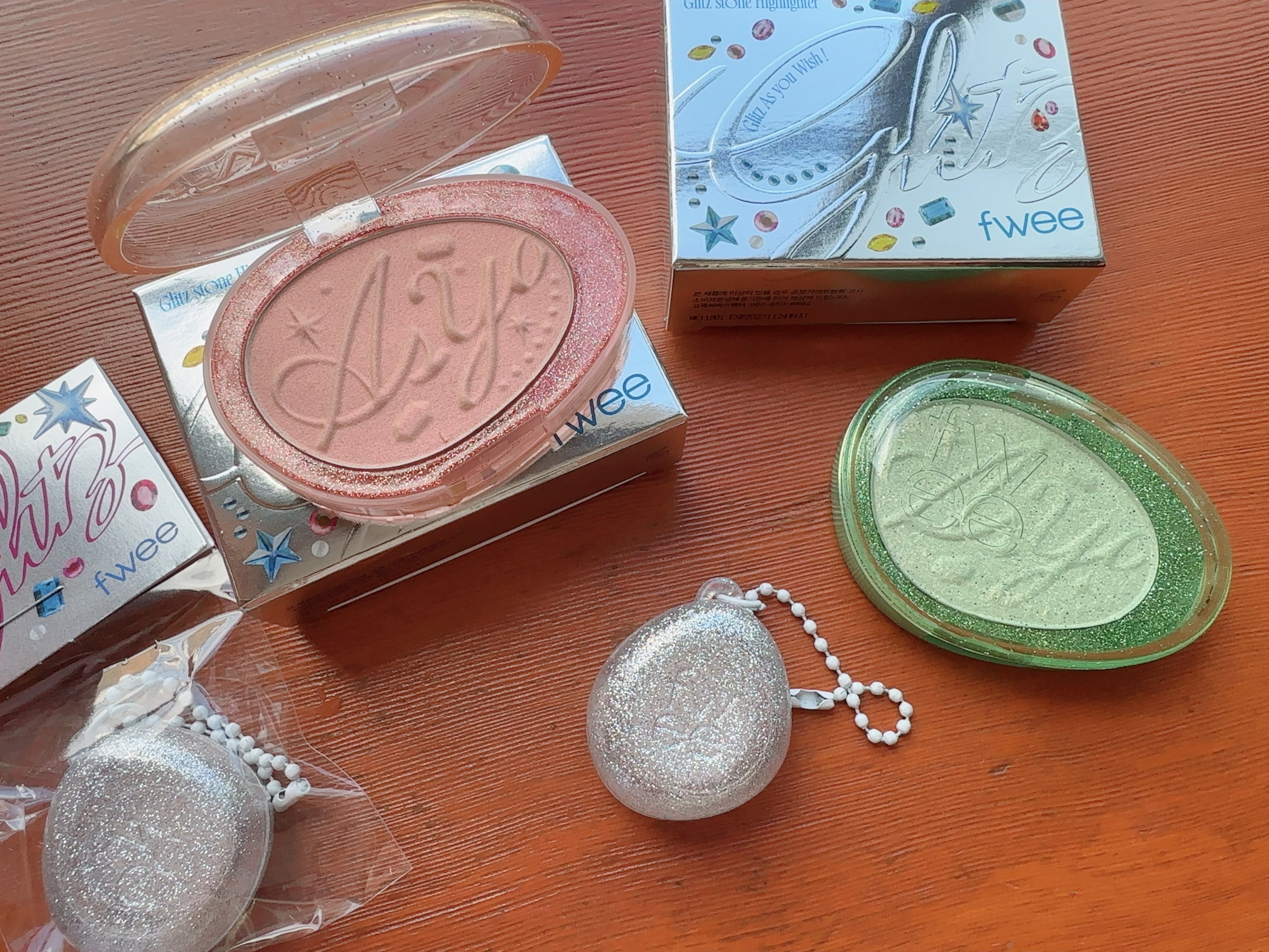 フィー グリッツストーンハイライター/fwee/パウダーハイライトを使ったクチコミ（1枚目）