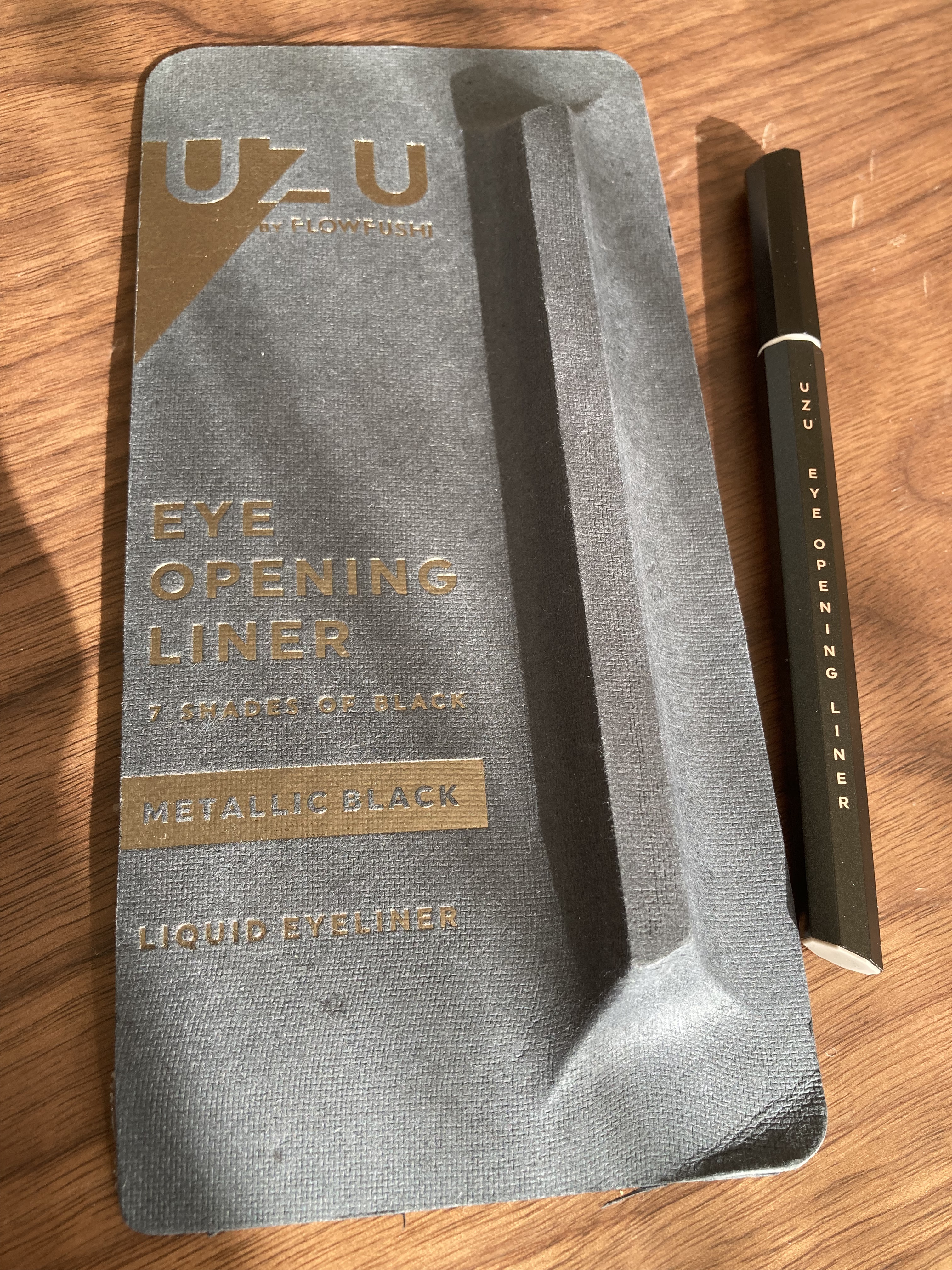 7 SHADES OF BLACK METALLIC-BLACK/UZU BY FLOWFUSHI/リキッドアイライナーを使ったクチコミ（3枚目）