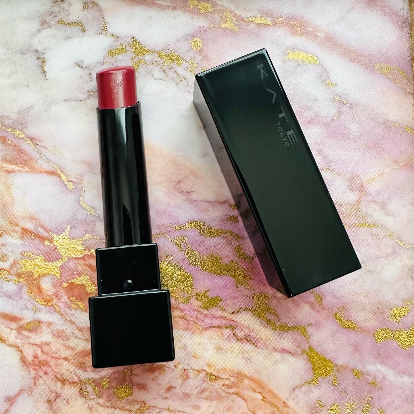 💄KATE
リップモンスター
107 紅折り紙の願い
1,760円/税込
💄
MY リップモンスターSeason3👻💄
今回は@cosmeで予約という足で稼ぐことなく
高みの見物で余裕のGET🙏🏽✨

107 紅折り紙の願い
今