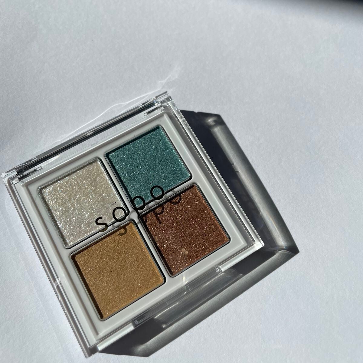 manami on LIPS 「可愛いコンビニコスメ🏪💄söpöアイパレット02スモーキーブル..」(1枚目)