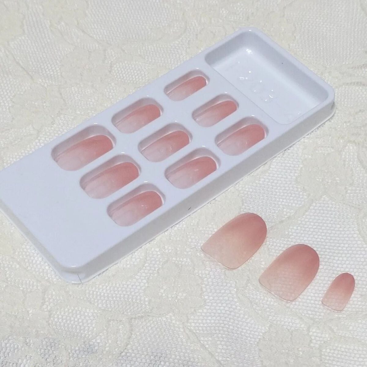 ゆき on LIPS 「ダイソーのハンド用チップ、ピンクグラデーションを自分好みに。ピ..」(2枚目)