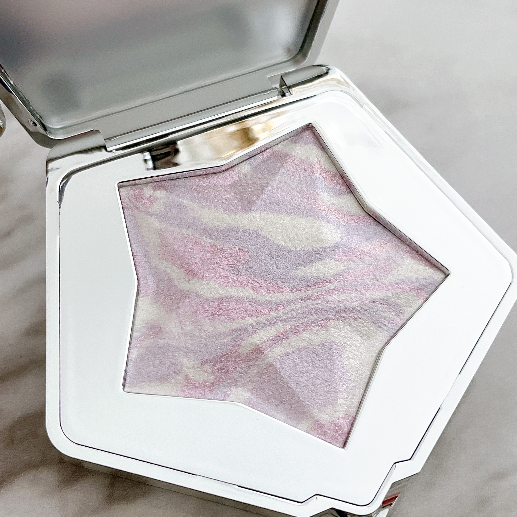 スターダストダイヤモンドハイライトパウダー/PERFECT DIARY/パウダーハイライトを使ったクチコミ（2枚目）