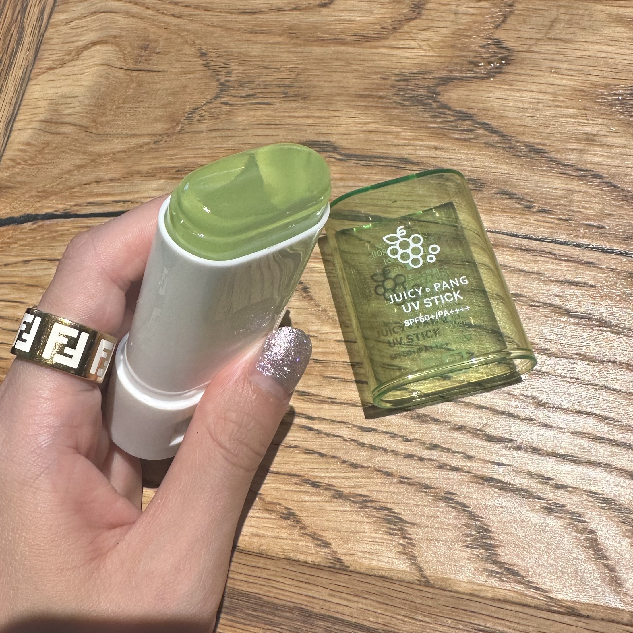 アピュー ジューシーパン UVスティック GR01 マスカットバー/A’pieu/日焼け止め・UVケアを使ったクチコミ（2枚目）