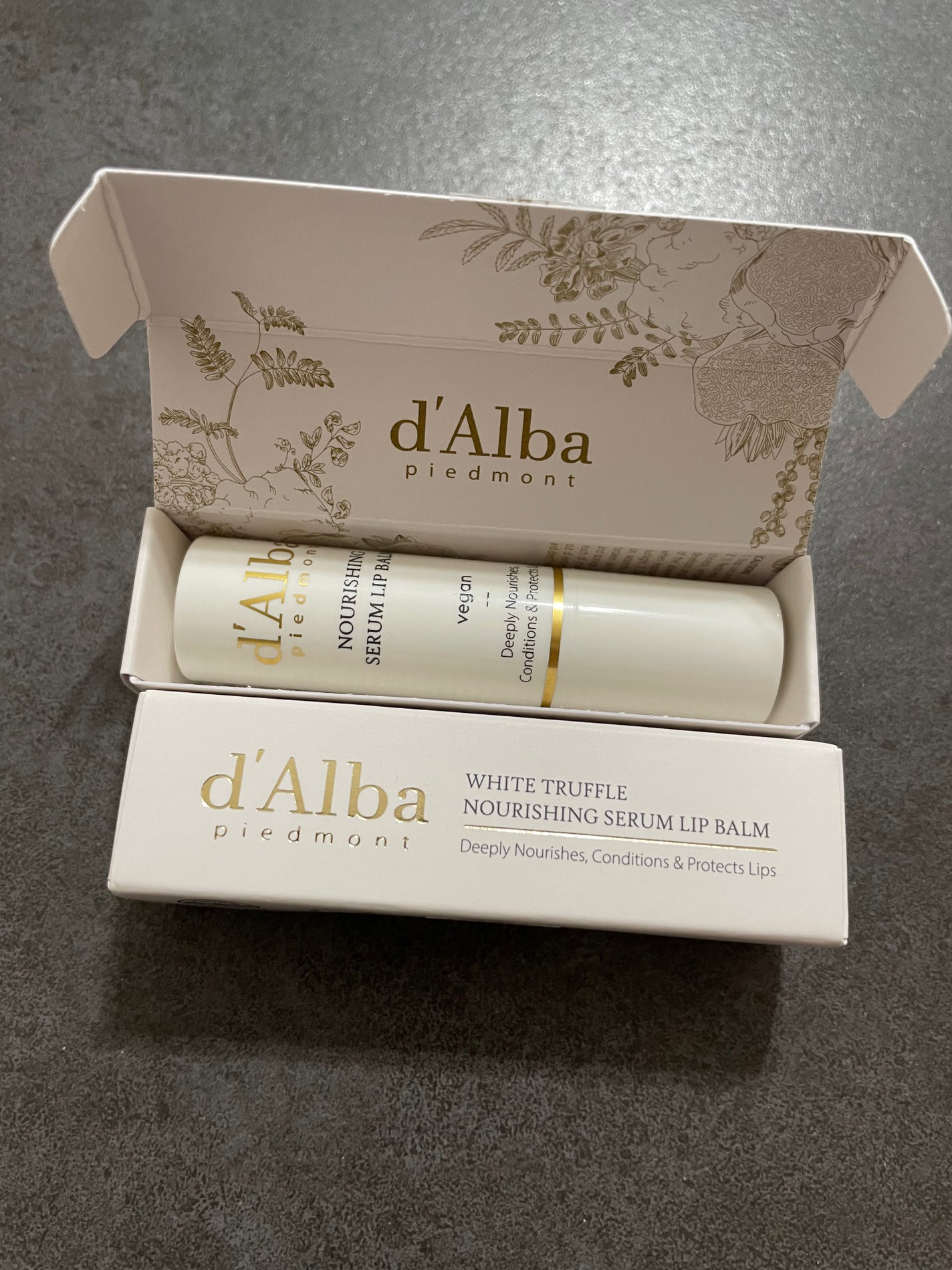 ホワイトトリュフナリシングセラムリップバーム/ダルバ/リップバームを使ったクチコミ(2枚目)