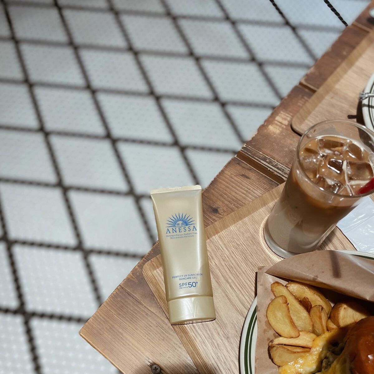 今年の日焼け対策はコレ‼︎
アネッサ　
パーフェクトUV　スキンケアジェル　N

手に乗せると白いのですが
こちらはジェル♡
なので、スルスルっと伸びが良く
みずみずしいんです✨

SPF50+ / PA++++なのに、

首とか塗りにくい