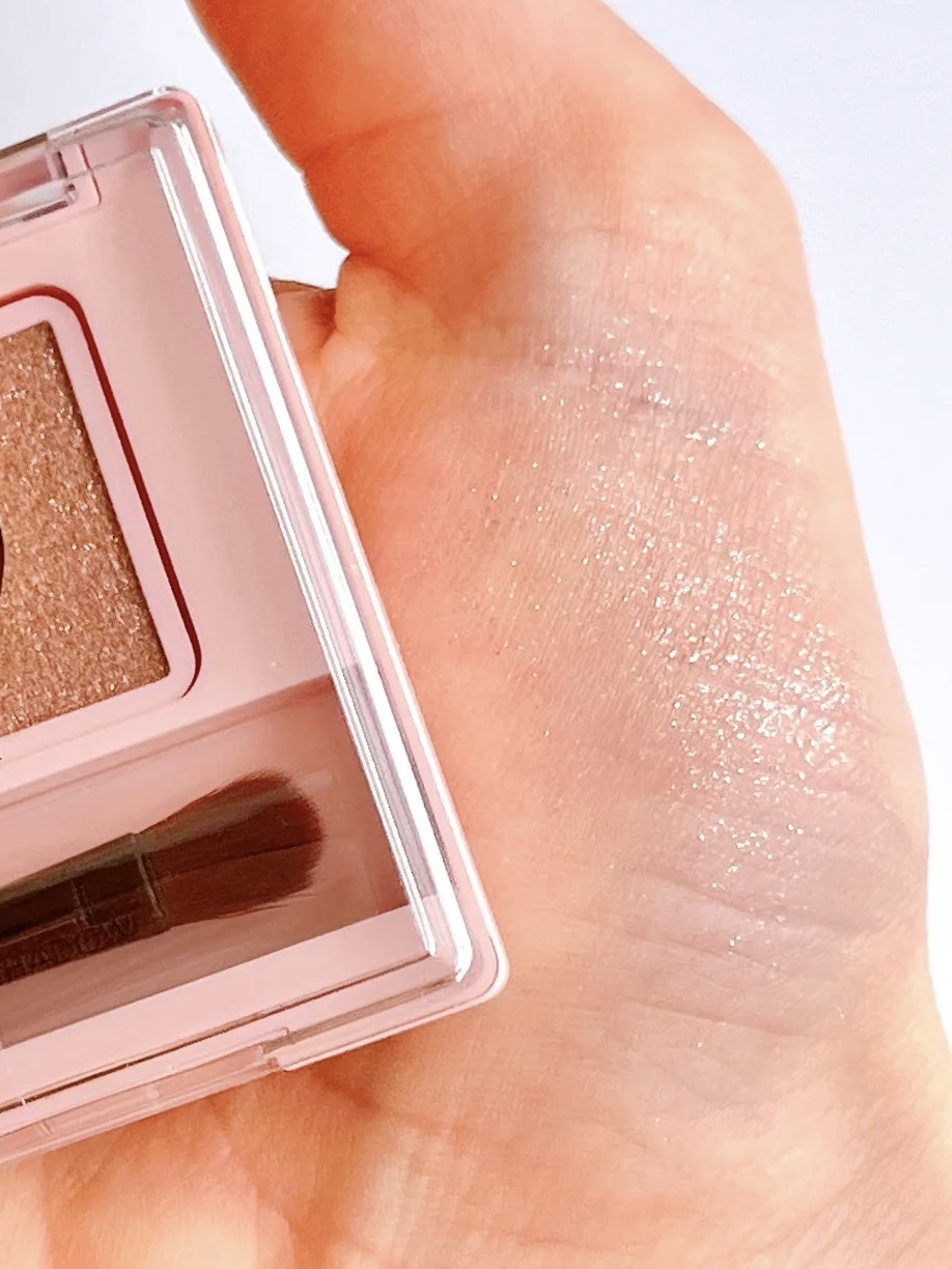 フーミー シングルラメシャドウ メリンダベージュ/WHOMEE/単色アイシャドウを使ったクチコミ（3枚目）