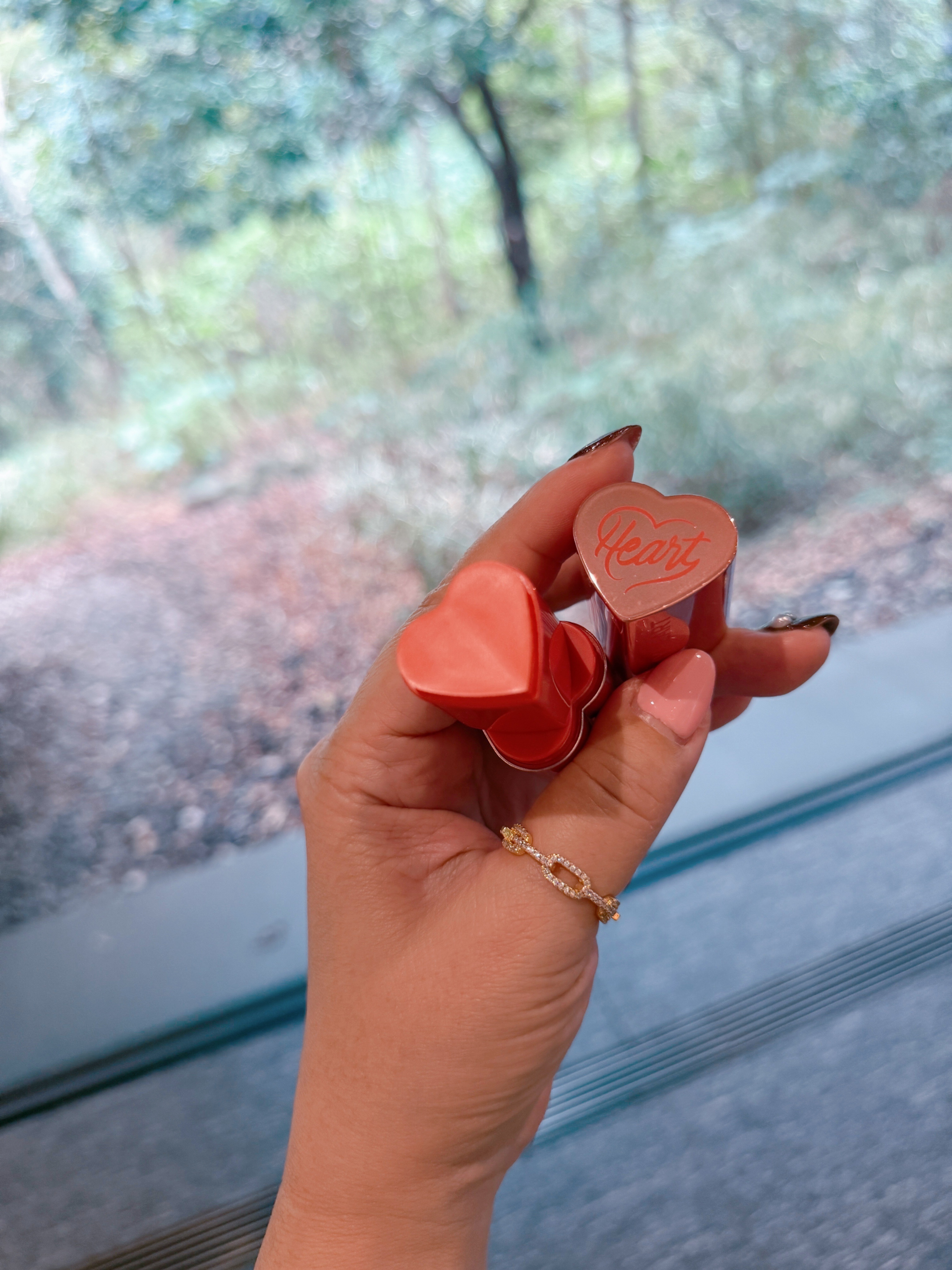 ハートがかわいい 
ハートスティックチーク

クリーミーなテクスチャーで
ポンポンしてぼかせばOK

しっとり、ぴったり密着

3カラーあるの
今回はサンセットコーラル