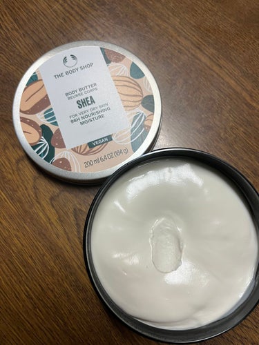 THE BODY SHOP ボディバター シアのクチコミ「入浴後、ふくらはぎのマッサージに使っています。
甘い香りで癒されます。
少しの量で滑らかが続く.....」（2枚目）