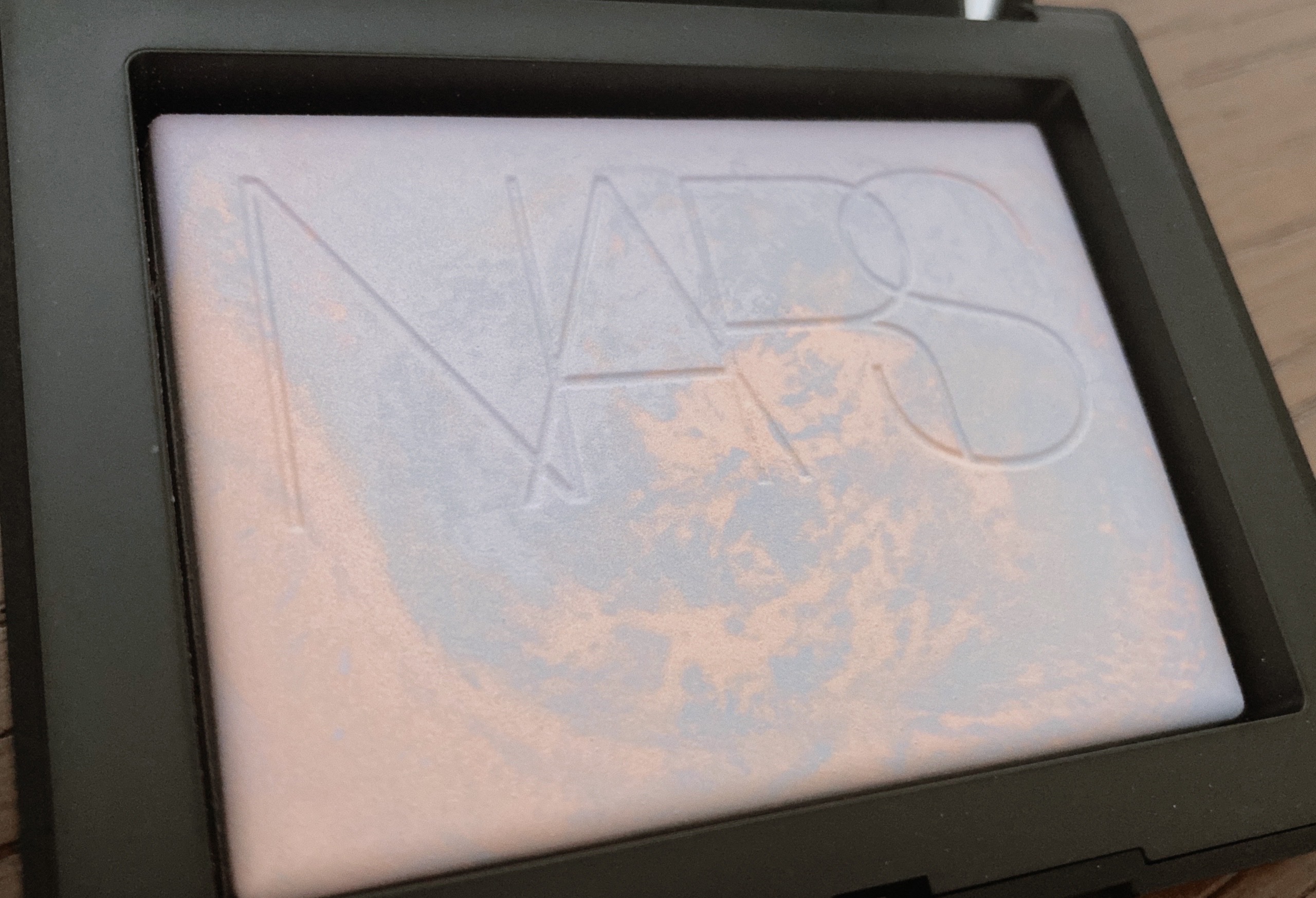 ライトリフレクティング プリズマティックパウダー/NARS/プレストパウダーを使ったクチコミ（2枚目）