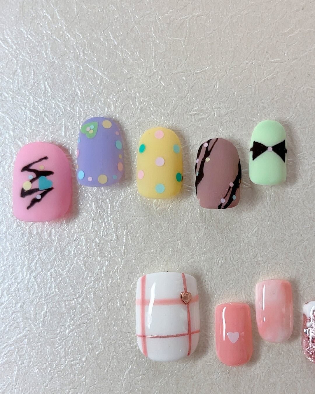 emi@フォロバ100 on LIPS 「valentinenails𓂃𓂃。:*✧バレンタイン限定デザイ..」(2枚目)