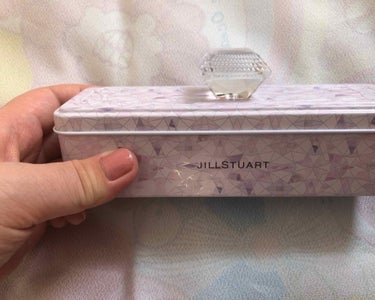 誕生日プレゼントに頂いたJILLSTUARTのホリデーコレクション

宝石箱をイメージした入れ物は可愛くて小物入れに使えそう。
ハンドクリームとリップバームは薔薇の香りがして凄く良かった。

テクスチャ